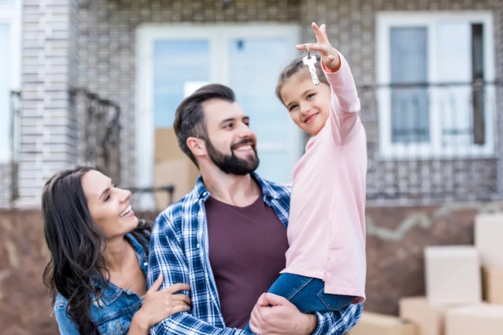 familia en su nueva casa con apoyo cofinavit o infonavit