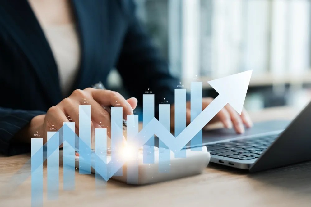 persona escribiendo en computadora con holograma de flecha en aumento