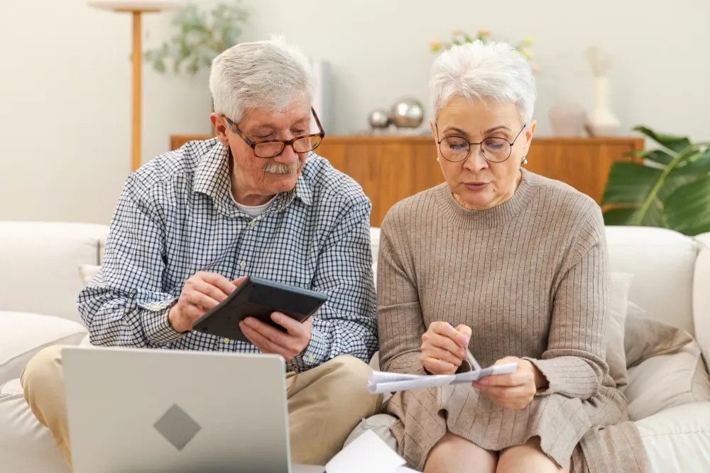 adultos mayores revisando cómo hacer crecer su dinero