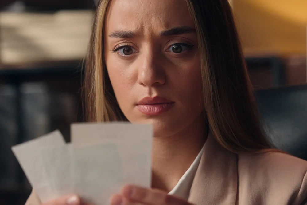 Mujer revisando sus cuentas luego de unas compras compulsivas