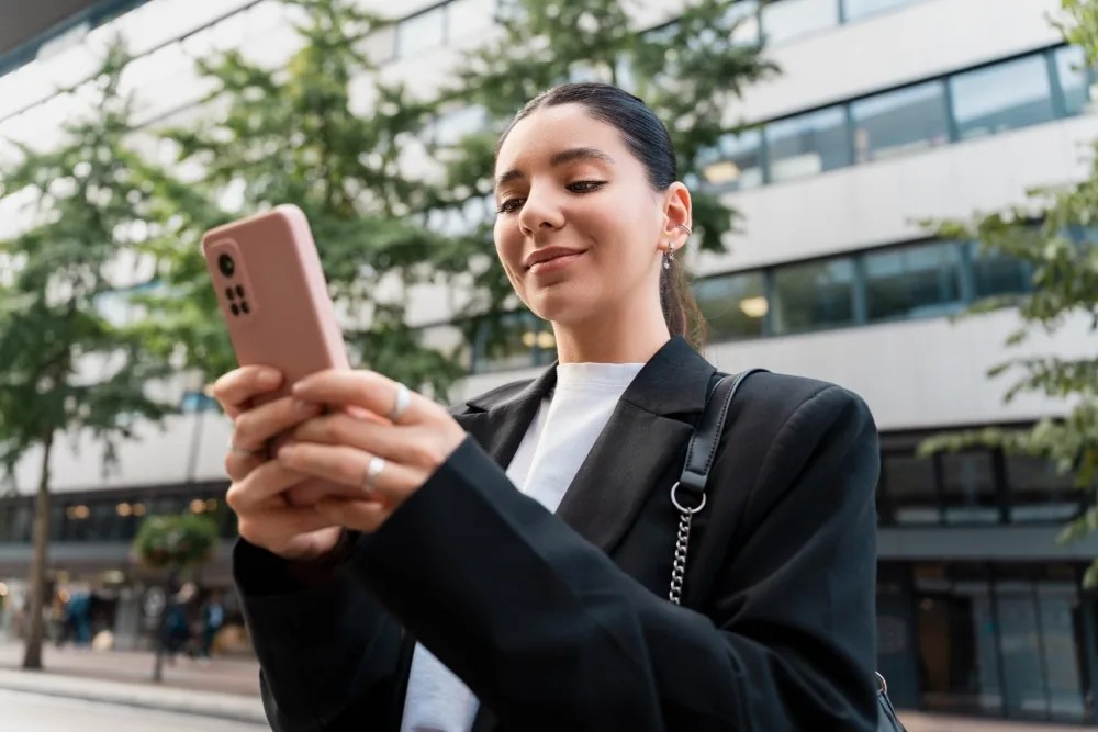 mujer haciendo control de gastos personales a través de su celular