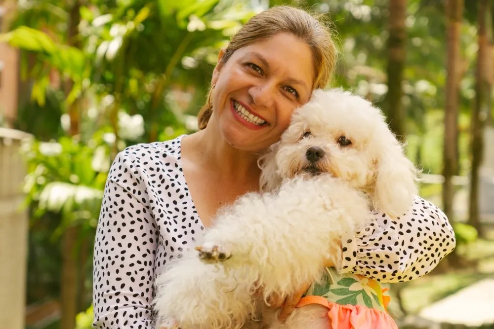 Mujer con su perrito: seguro para mascotas
