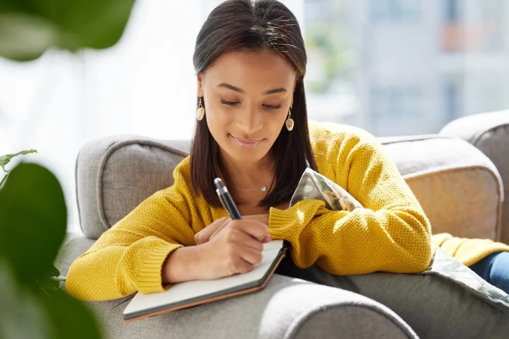 mujer anotando formas de ahorrar dinero