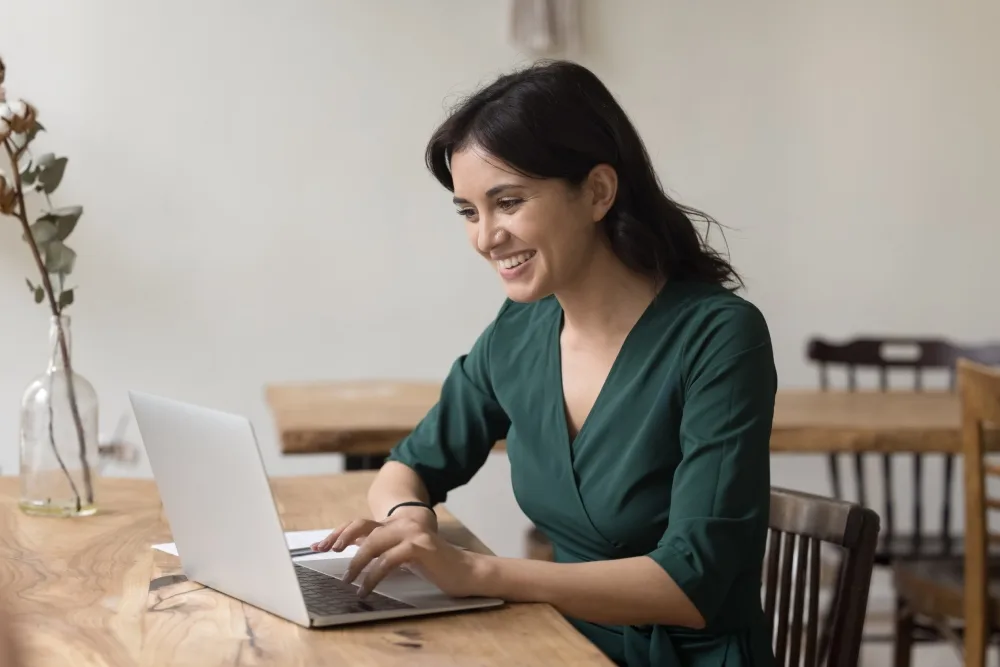mujer utilizando la inteligencia artificial para sus finanzas