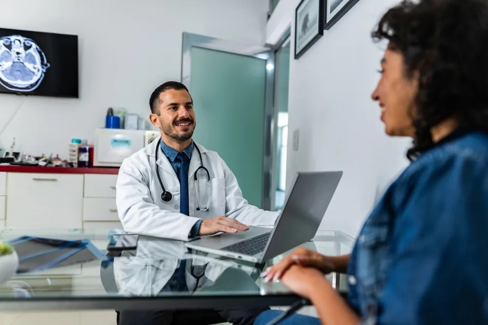 mujer en el doctor para prevenir enfermedades