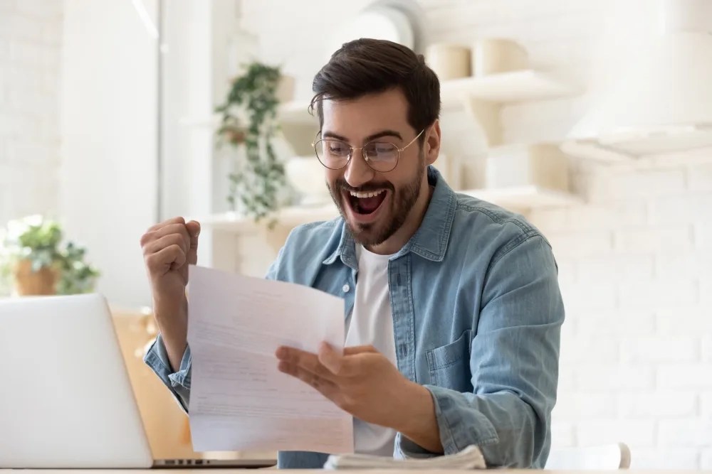 Hombre feliz al liquidar sus deudas 