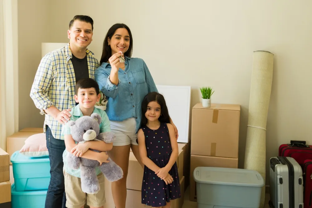 familia con seguro de daños para su vivienda