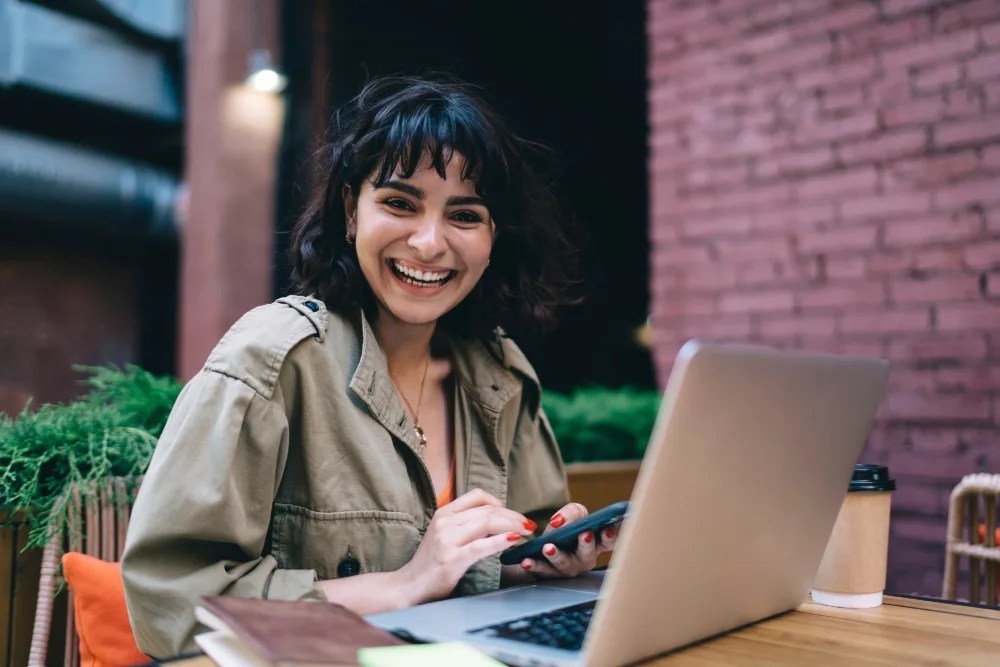 trabajadora independiente aprendiendo a manejar el dinero