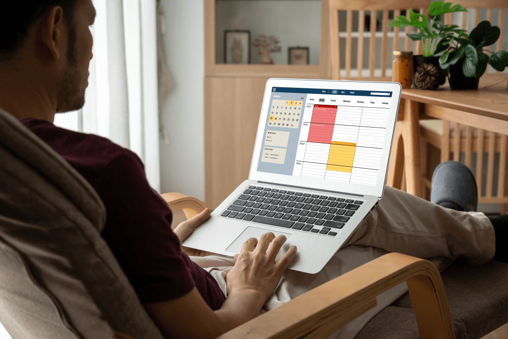 Hombre en computadora organizando sus gastos