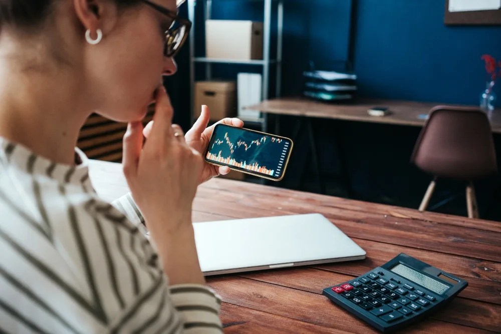 Mujer aprendiendo a invertir