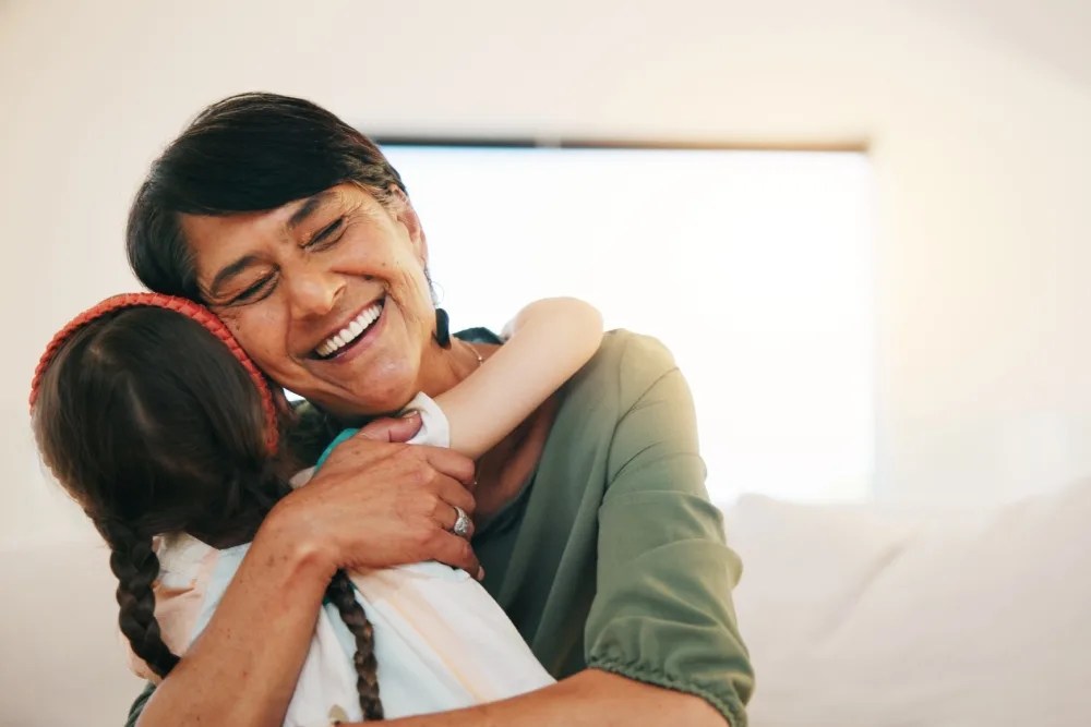 adulta mayor feliz de pagar sus deudas