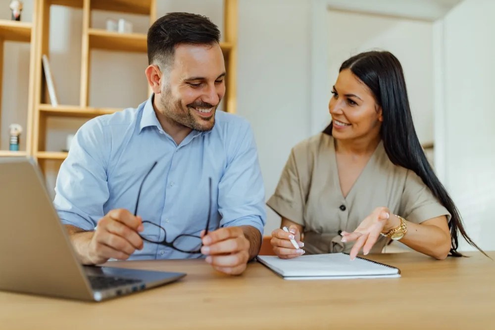 pareja revisando la tasa de interés fija al comprar una casa