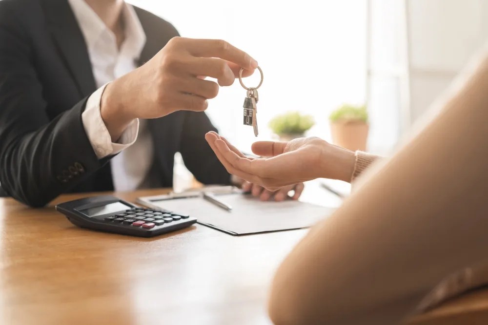 créditos hipotecarios con tasa fija: inmobiliaria entregando llaves del hogar