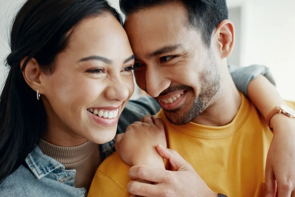 pareja feliz al lograr sus metas financieras en conjunto.
