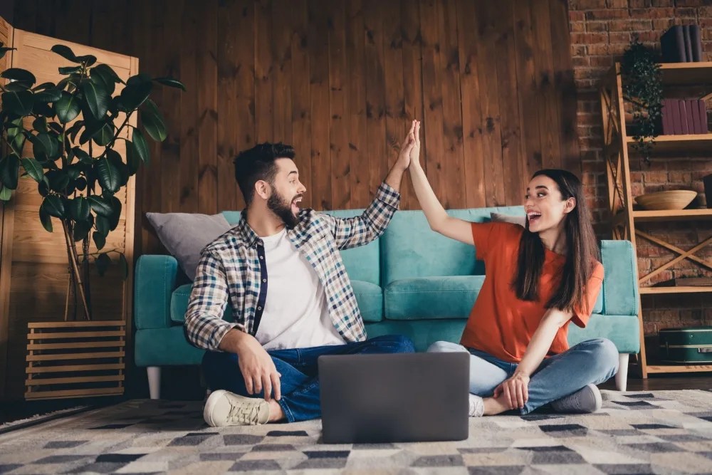 pareja aplicando método de los sobres para ahorrar