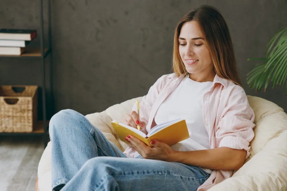 persona organizando su presupuesto financiero para lograr metas del año.