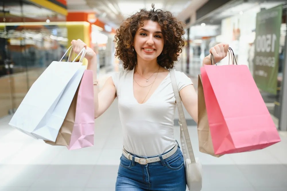 psicología del consumidor: persona con bolsas de compras