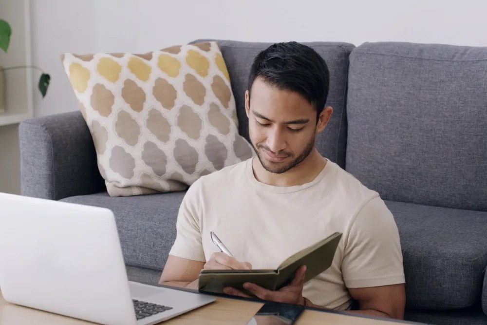 Hombre anotando una tabla para ahorrar dinero