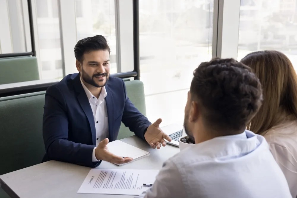 personas junto a asesor financiero personal