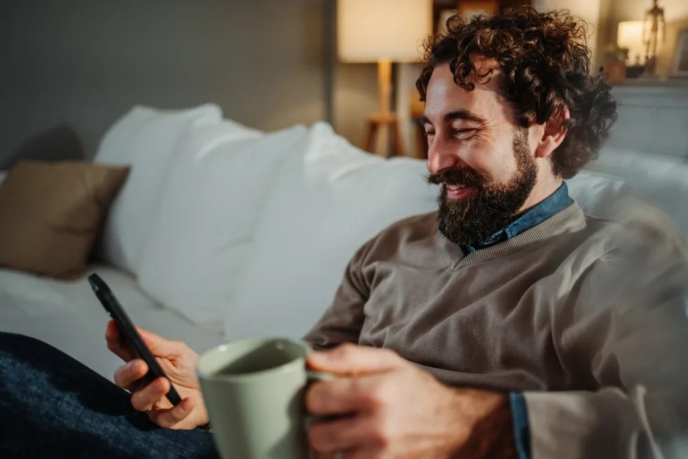 persona revisando los beneficios de tener seguridad financiera