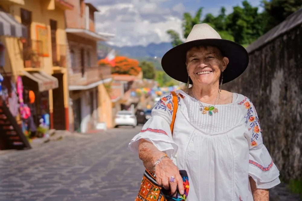adulta mayor contenta al saber cómo invertir su dinero
