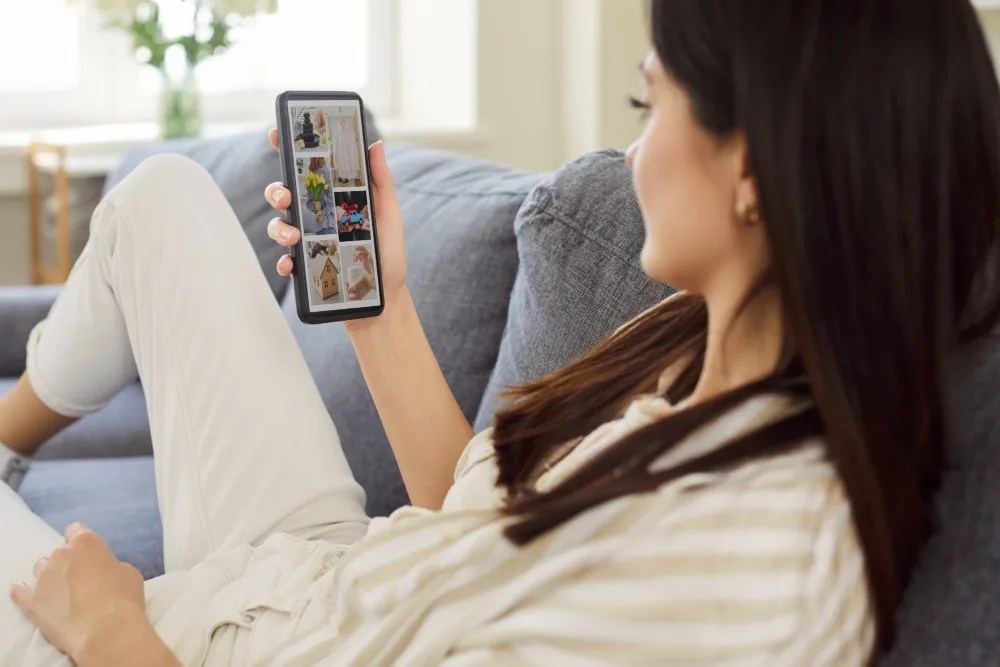 mujer haciendo compras online pero con control de su presupuesto