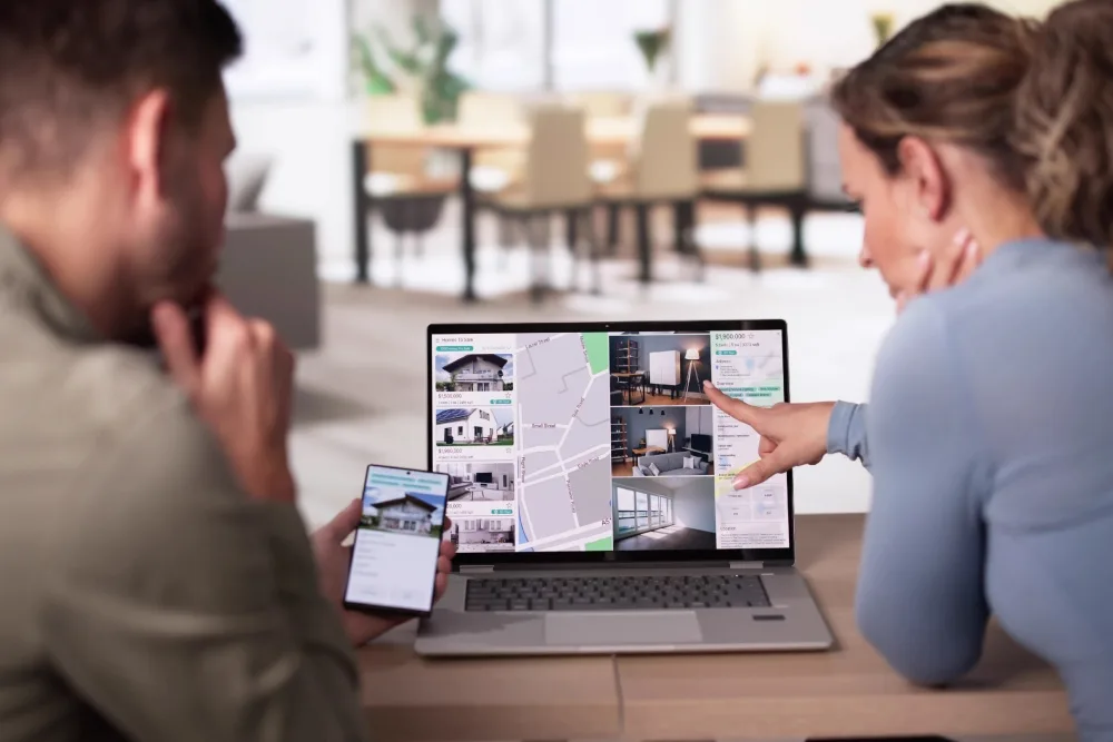 personas pensando en invertir en bienes raíces