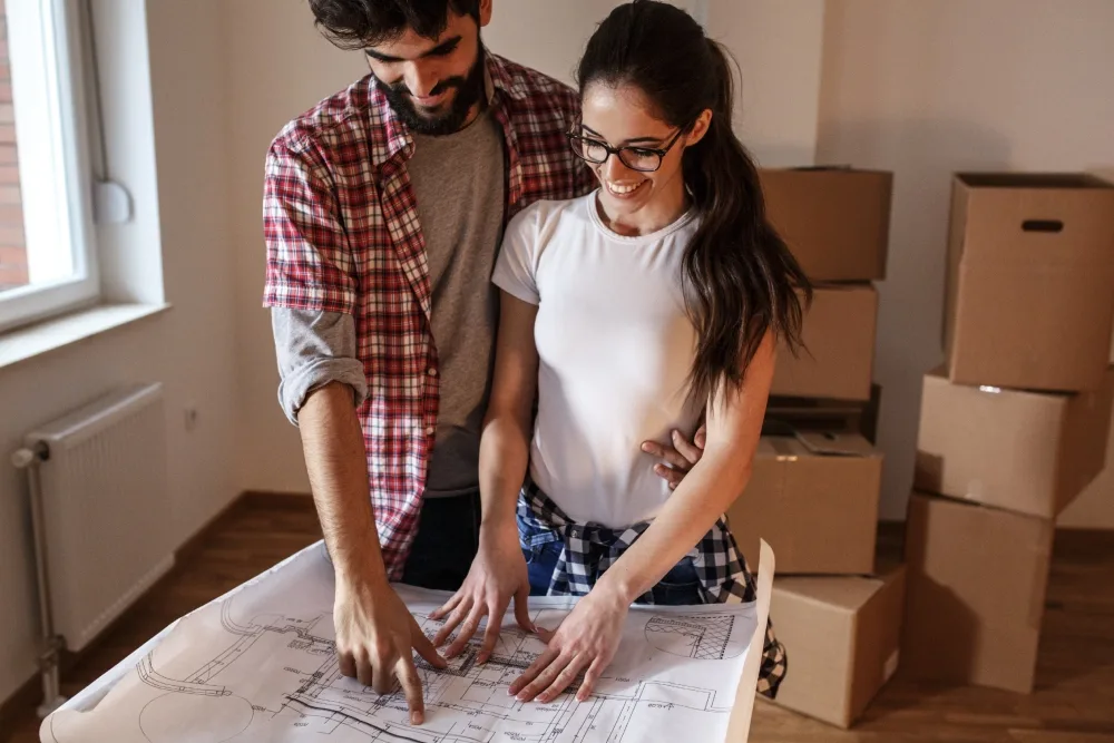 pareja viendo en invertir en casa o departamento