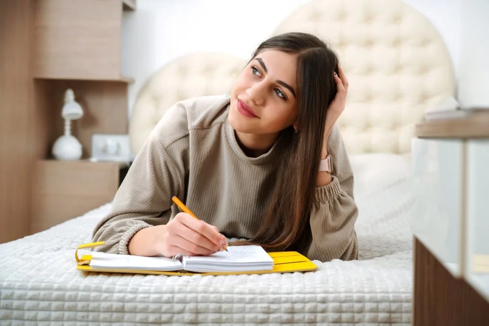 persona realizando su planificación financiera con el método SMART