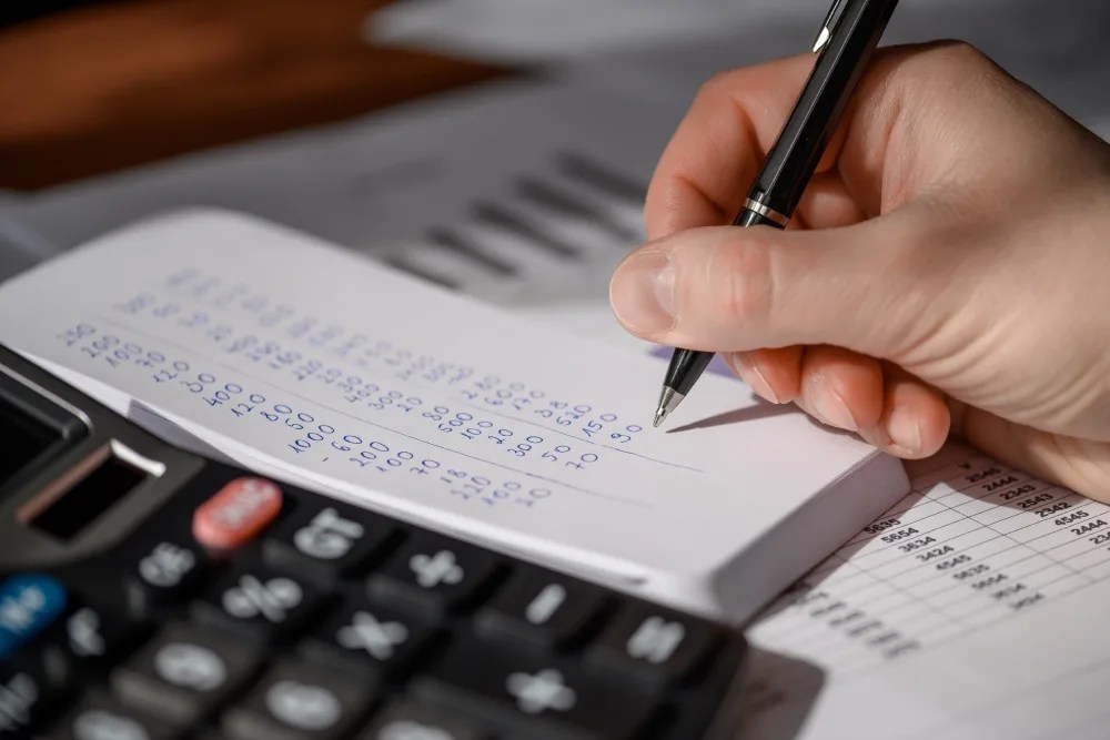 persona anotando sus gastos