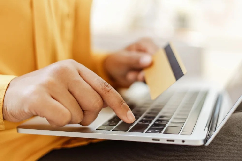 persona pagando en línea su tarjeta de crédito