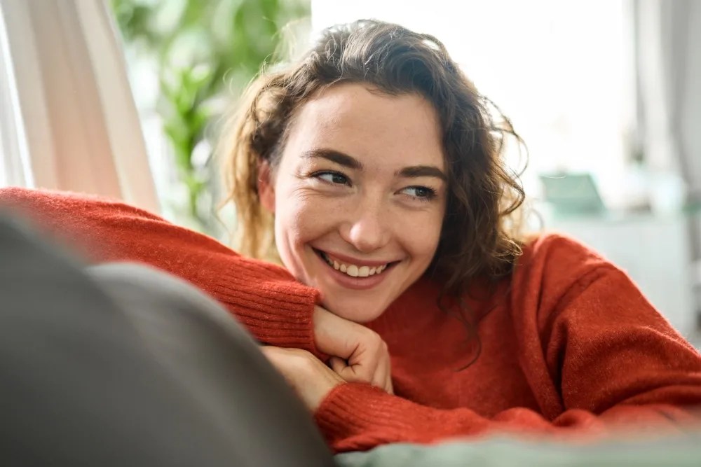 Persona contenta al tener tranquilidad financiera