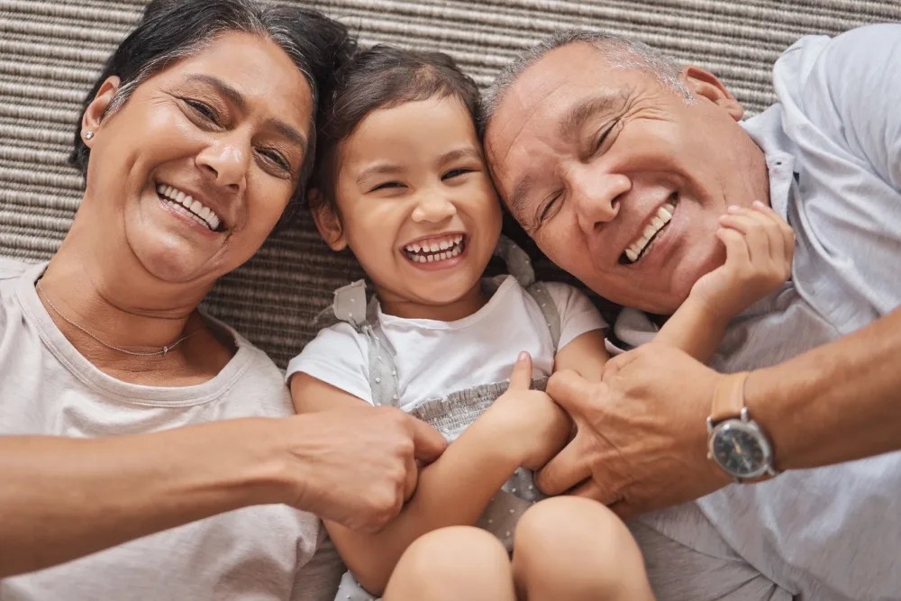 adultos mayores disfrutando el apoyo gubernamental para su vejez