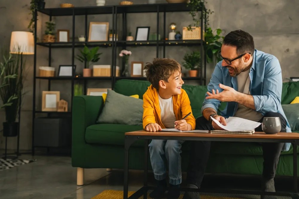 padre conversando con hijo sobre cuánto dinero debe dar un padre a su hijo