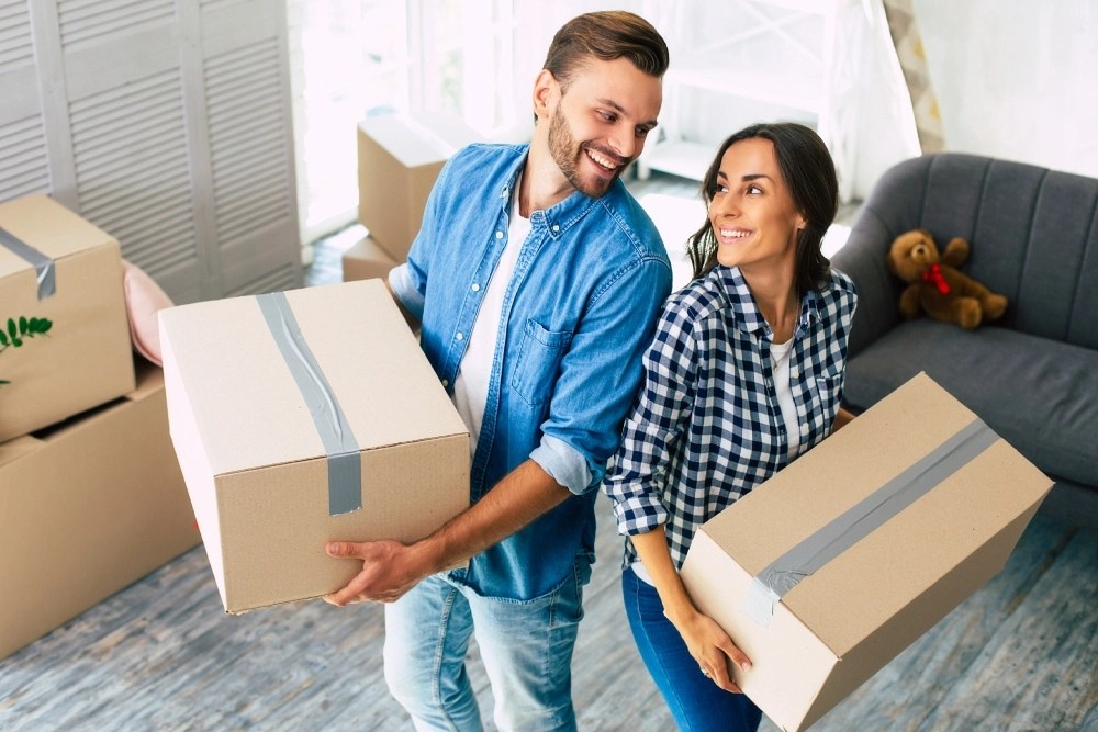 Persona ahorrando para el enganche para casa