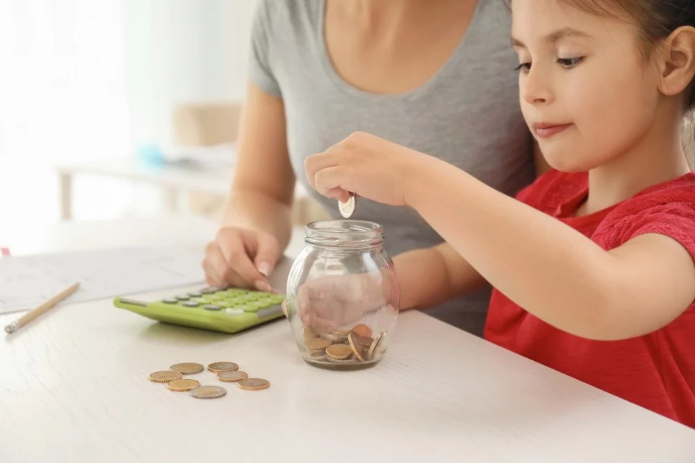 madre enseñandole a hijos un plan de ahorro semanal
