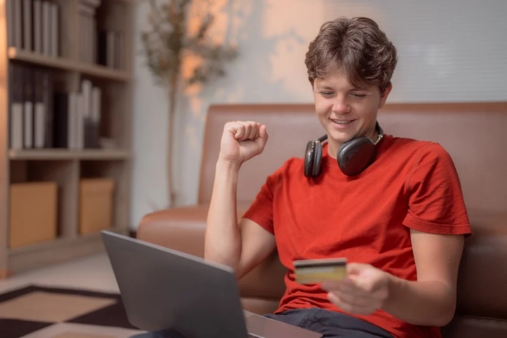 Joven con su primera tarjeta de crédito