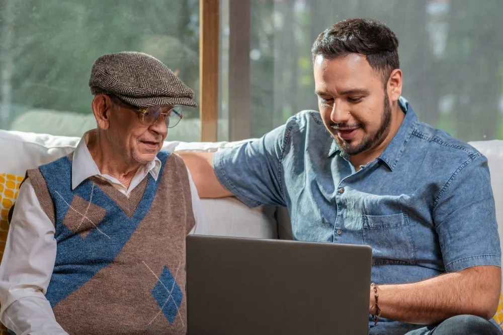 Adulto mayor buscando programas gubernamentales 