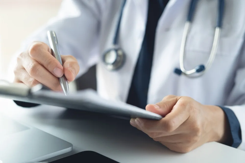 qué seguro de gastos médicos mayores es mejor: doctor tomando apuntes