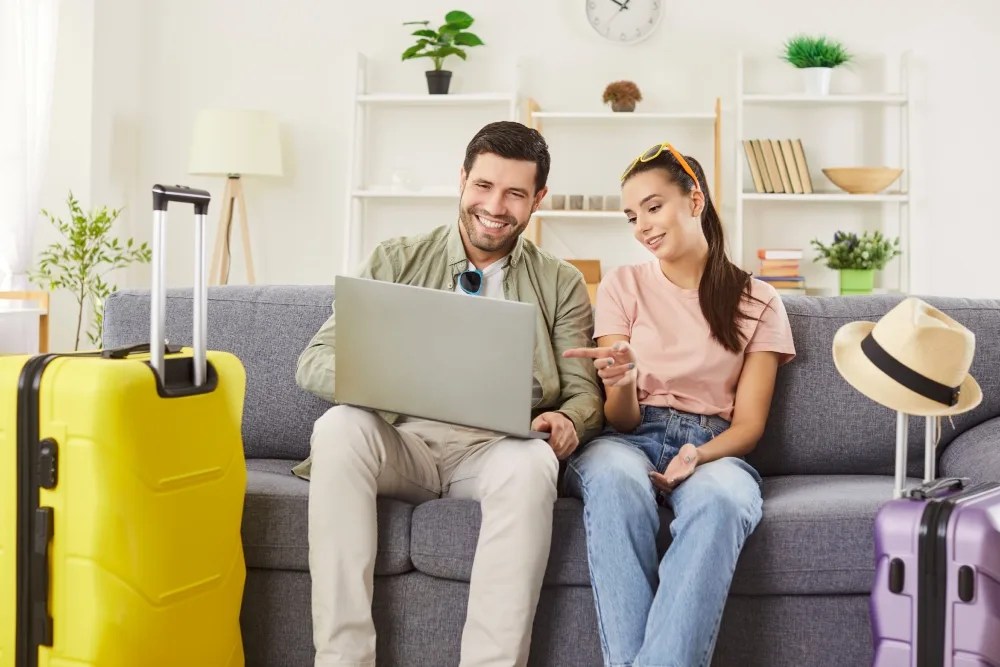 pareja revisando cómo planear un viaje