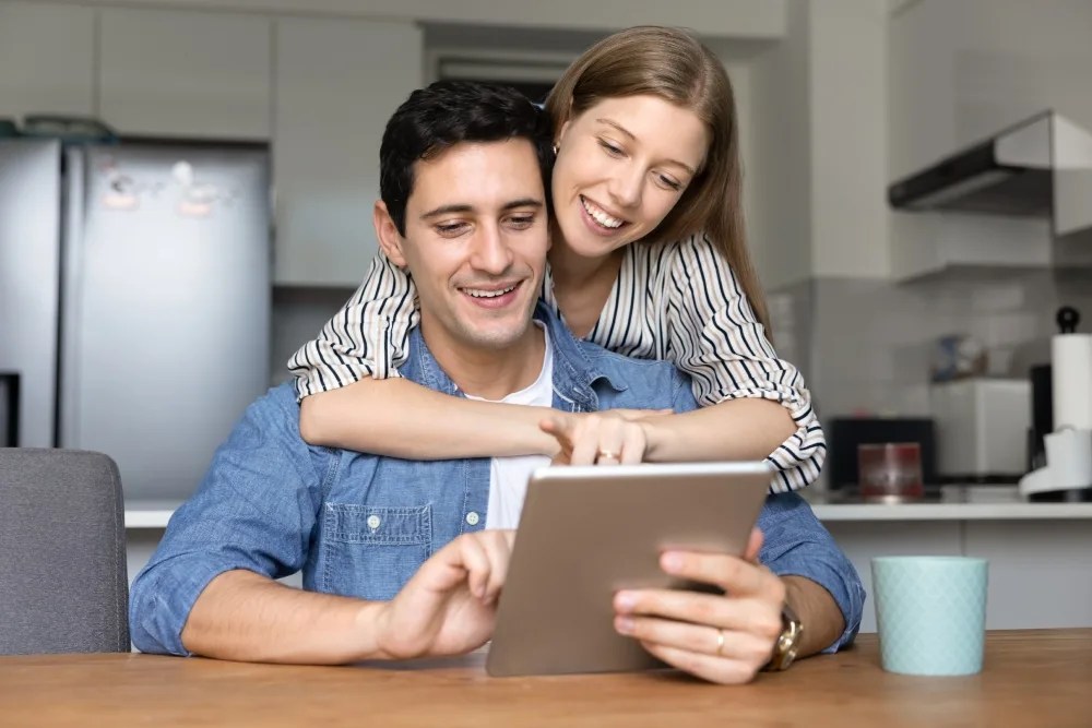 pareja en internet: comparar tasa de interés hipotecario