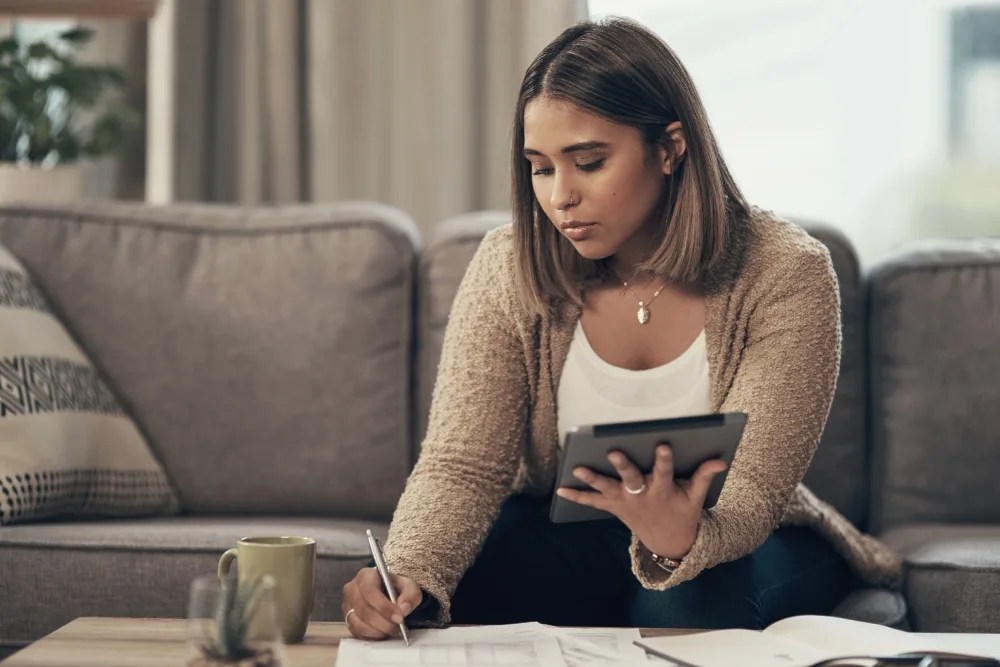 Mujer revisando su perfil crediticio para comprar una casa.