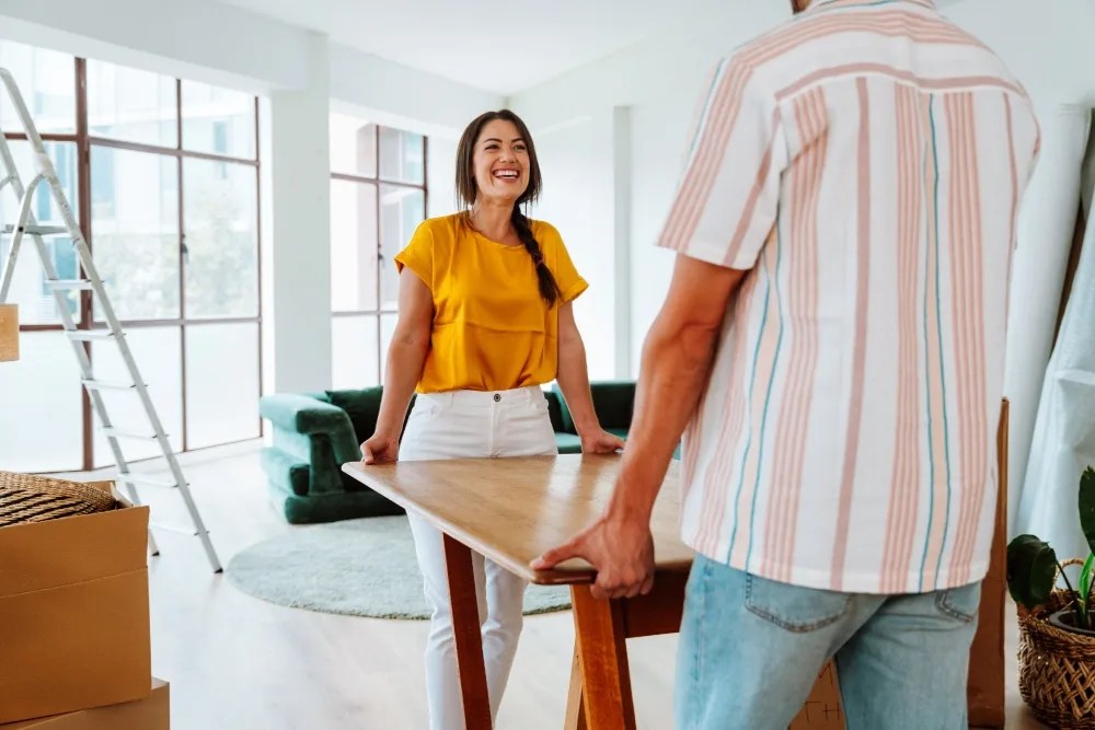 crédito para comprar casa en méxico: Pareja mudandose a su nueva casa