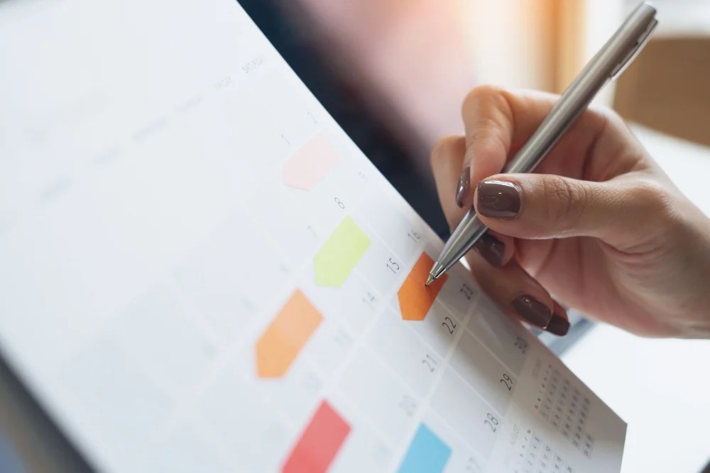 persona anotando en calendario fecha de pago utilidades