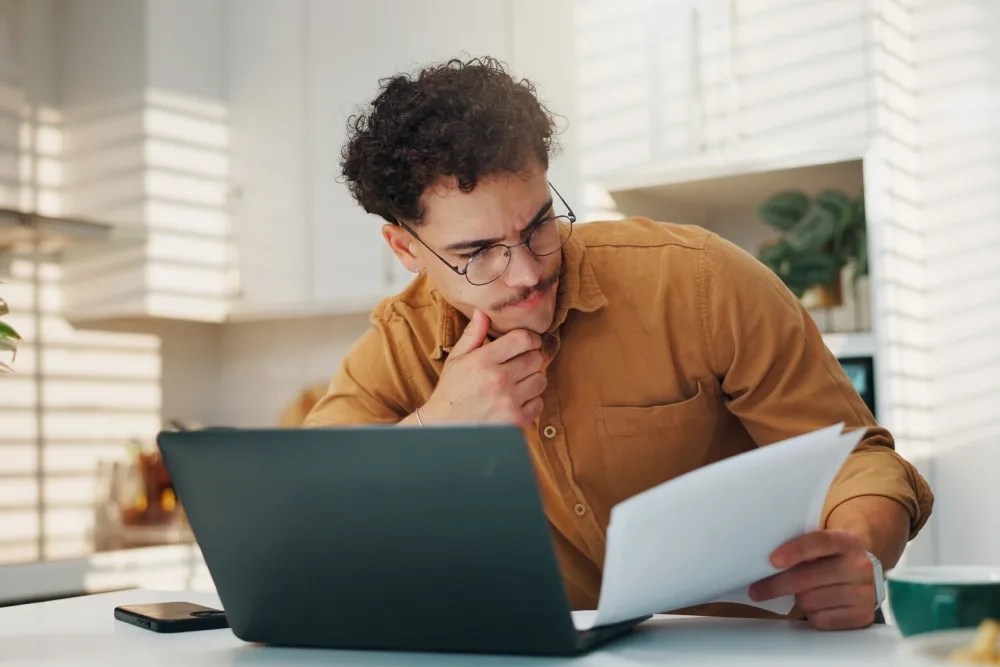 Persona revisando en internet dónde puedo solicitar un crédito hipotecario
