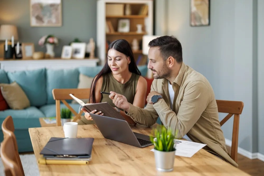 pareja revisando su economía personal y familiar