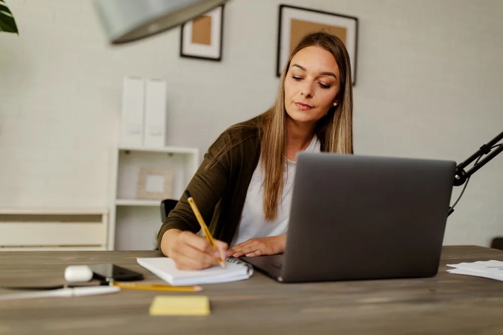 mujer anotando fecha límite para pagar utilidades