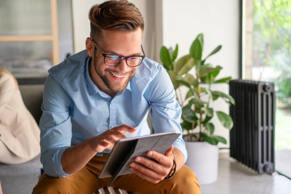 Hombre usando tablet para revisar gastos de viaje