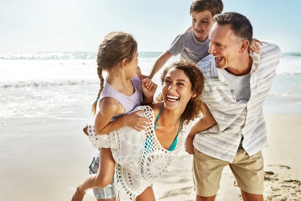 Familia de vacaciones al utilizar prestamo digital