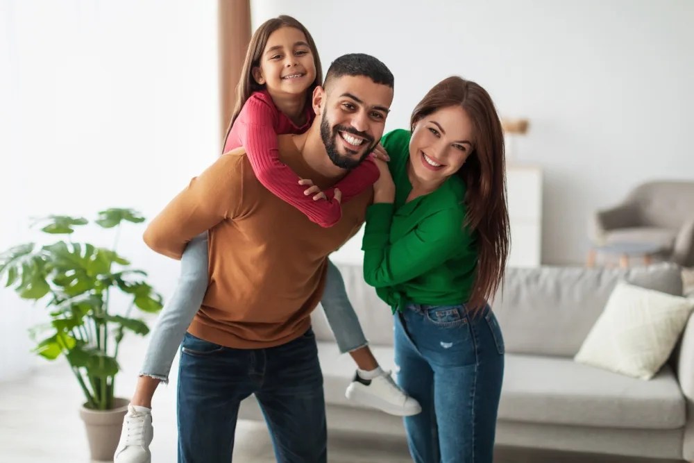 Familia contenta al tener buenos hábitos financieros